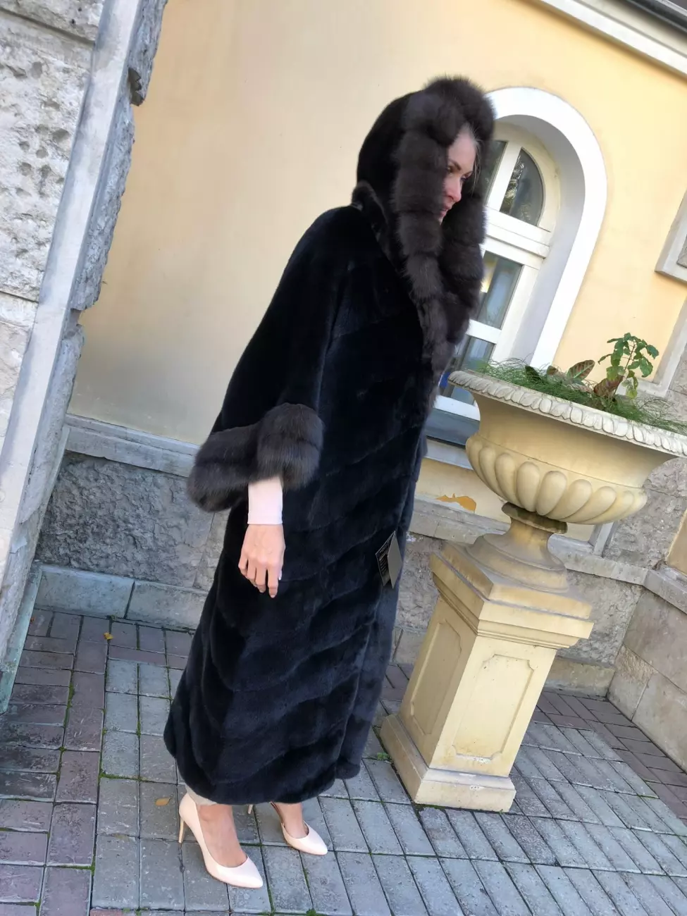 Шуба из норки и соболя с капюшоном 2