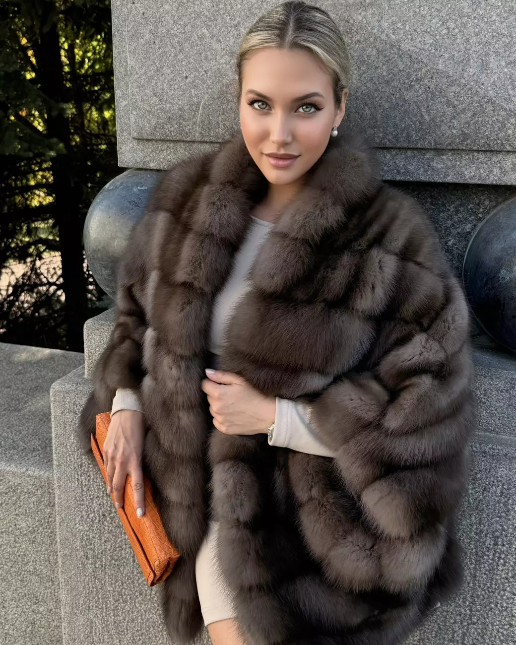 Шуба из куницы с силуэтом 